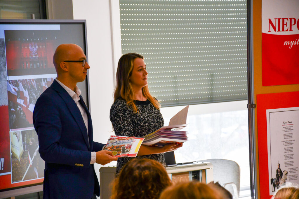 Dyrektor i nauczycielka przygotowujący dyplomy do wręczenia.