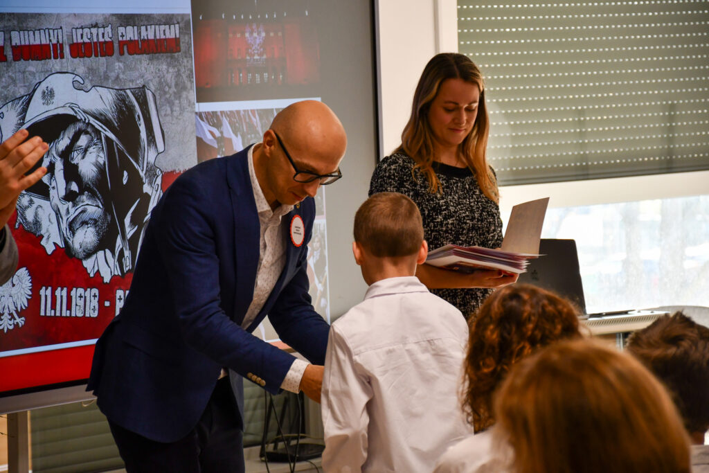 Wręczenie nagrody uczniowi przez dyrektora szkoły.