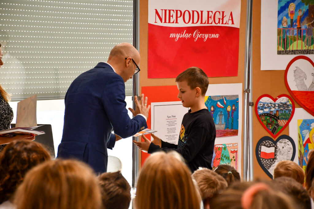 Wręczenie nagrody uczniowi przez dyrektora szkoły.