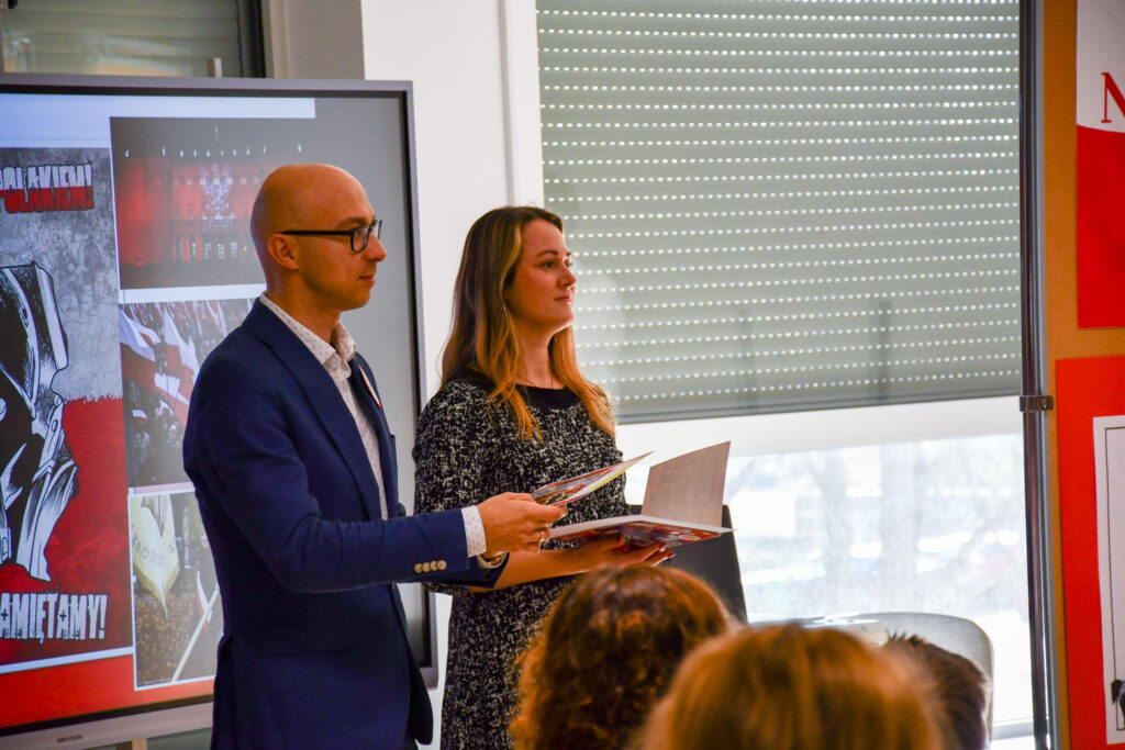 Prowadzący odczytujący nazwiska nagrodzonych uczniów.