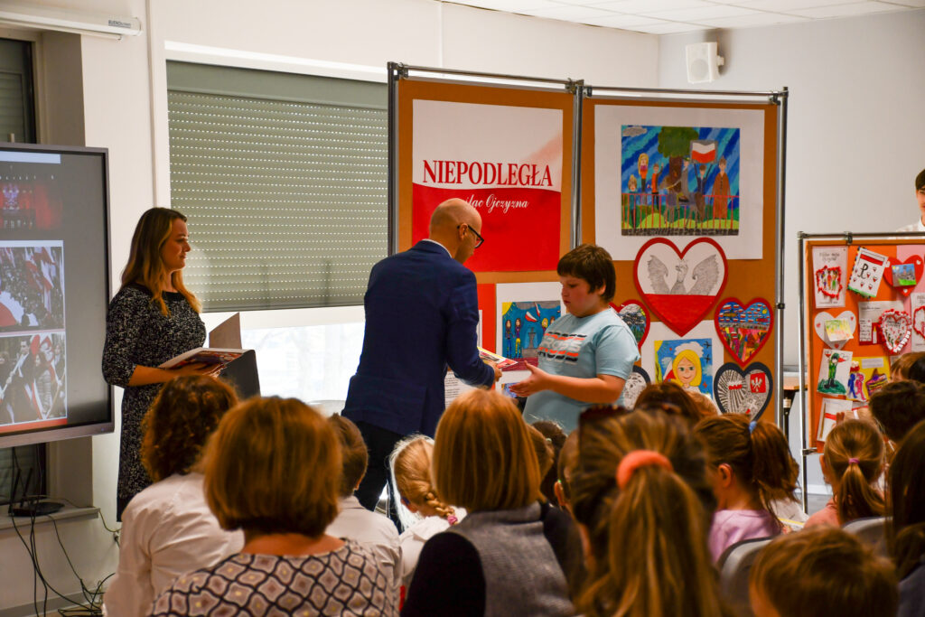 Wręczenie nagrody uczniowi przez dyrektora szkoły.