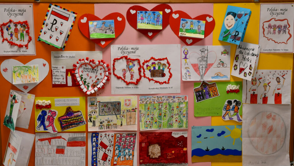 Tablica z pracami plastycznymi dzieci o tematyce patriotycznej.