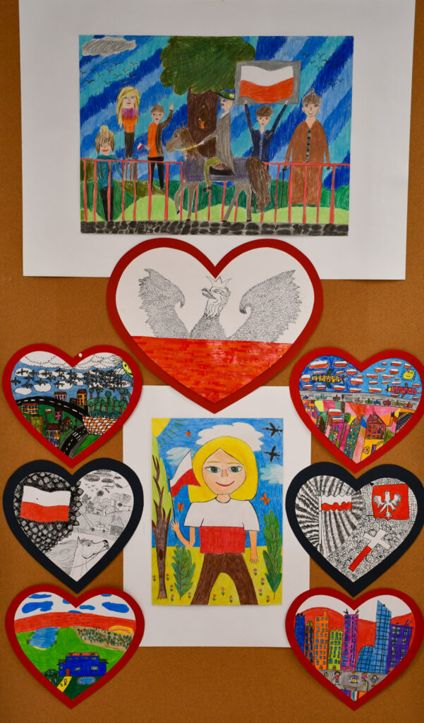 Gazetka szkolna z sercami i rysunkami w barwach biało-czerwonych.