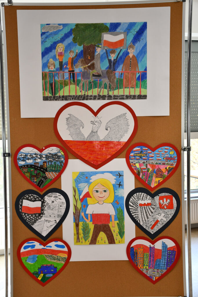 Gazetka szkolna z sercami i rysunkami w barwach biało-czerwonych.