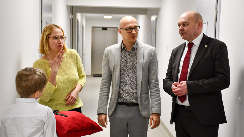 Dyrektorzy i Wicemarszałek rozmawiają w korytarzu podczas ceremonii otwarcia.