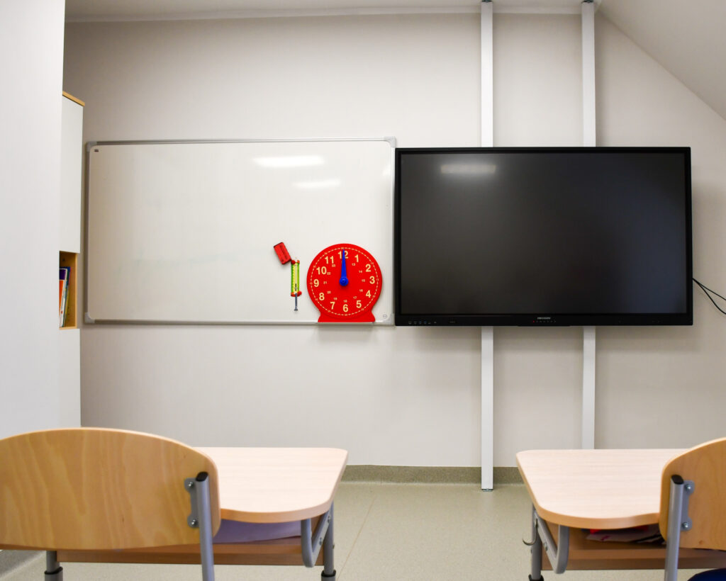 Tablica i monitor multimedialny w wyposażonej klasie.