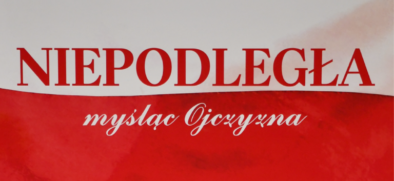 Biało-czerwona flaga z napisem Niepodległa myśląc Ojczyzna.isem Niepodległa myśląc Ojczyzna